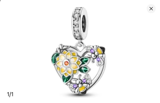 Abalorio charm “ Corazón floral”